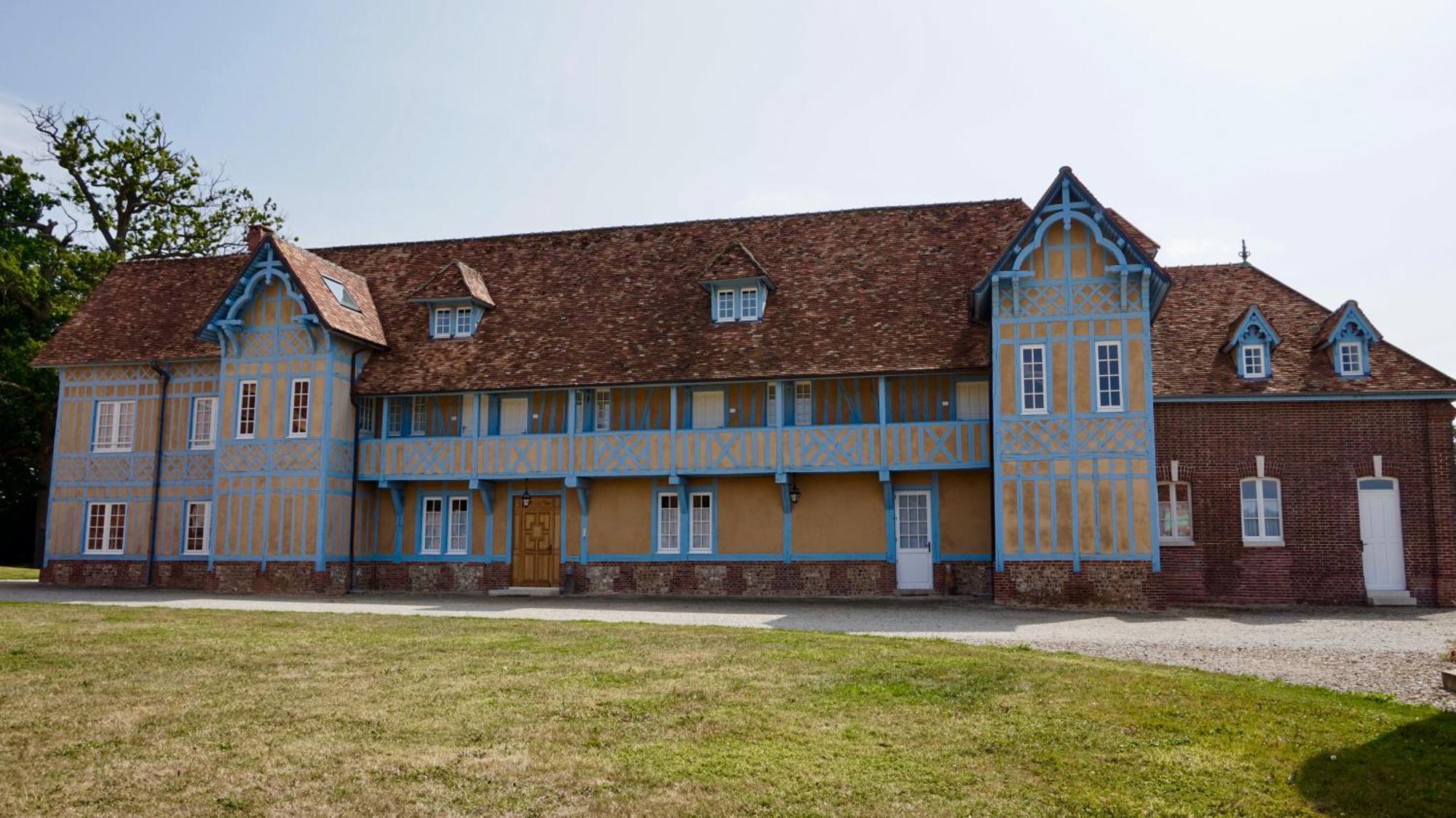 Chateau De Tilly 4*